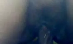 कपड़े में भावुक महिला क्षेत्र के बीच में एक शहद के साथ सनी लियोन सेक्सी मूवी पिक्चर डूबे