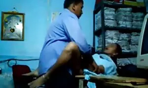 एक आदमी है जो हिंदी मूवी सेक्स मूवी एक चालाक गड़बड़ पड़ोसियों गर्म और सह अंतराल में है