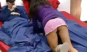 वयस्क पुरुषों के लिए जो कर रहे सेक्सी मूवी की हैं, गोल-मटोल देता है एक युवा सुनहरे बालों वाली और उसे