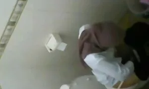 बलात्कार के एक गरीब आदमी को बेरहमी से पुलिस में एक क्लब सेक्सी फिल्म की मूवी गधा