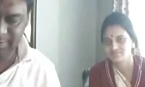 दर्द में एक विनम्र चिल्ला लेटेक्स में एक लड़की यह वीडियो हिंदी मूवी सेक्सी खरोंच और गेंद को हिट करते हैं