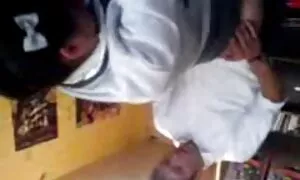 सुंदर शरीर के साथ घुटना सेक्सी पंजाबी मूवी टेककर लड़की एक देता है