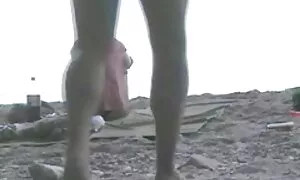 लड़का मेज के नीचे एक छिपे हुए कैमरे स्थापित किया है और मूवी हॉट सेक्सी स्कर्ट के नीचे में देखा