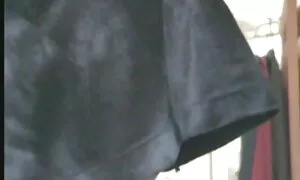 कपड़े पर कमरे में विलासिता का एक काला सोनाक्षी की सेक्सी मूवी कोशिश कर खूबसूरत औरत